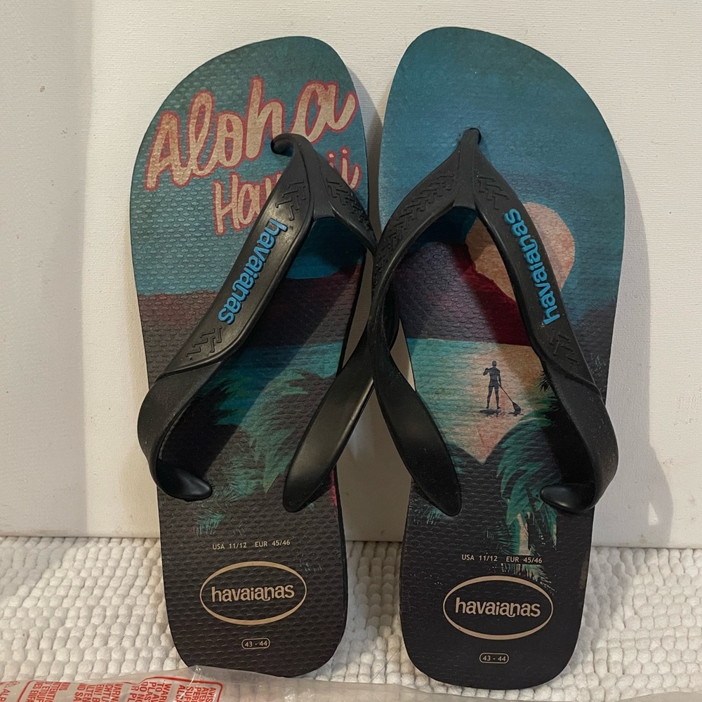 Havaianas Men’s 11/12 Black Slippers / Flip Flops 1 Aloha Hawaii graphic